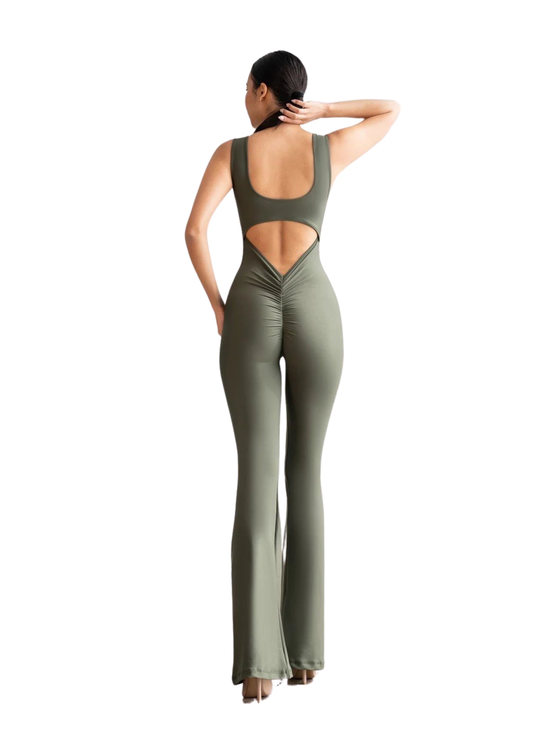 Person im spanischen Khaki-Overall „Scrunch Butt“ von Lismina aus dem Jahr 1503, die mit einer Hand auf dem Kopf posiert.